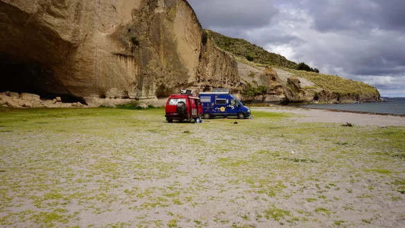Zwei Wochen mussten Karolina und Fabian Weinfurtner aus Detmold am Titicacasee in Peru verbringen. Ganz allein waren sie nicht, ein deutsch/d&auml;nisches P&auml;rchen und zwei Overlander aus Frankreich teilten ihr Schicksal. - &copy; Bildrechte: Karolina und Fabian Weinfurtner