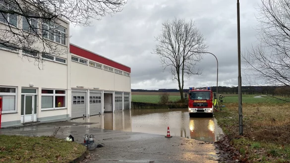 Land unter im Feuerwehr Ger&auml;tehaus in Remmighausen. - &copy; Freitag Medien Gruppe