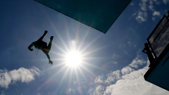 Sprungturm im Freibad - &copy; Foto: Oliver Berg/dpa