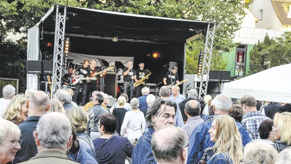 Auf dem Rathausplatz stimmt die Band die Besucher mit Oldies und eigenen Titeln auf die  n&auml;chste Veranstaltung von &bdquo;Rock gegen Krebs" ein. - &copy; Karin Prignitz