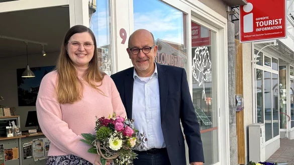 Stella Eckl und Detlef Stock vor der Tourist-Info und Geschäftsstelle von Blomberg Marketing. - © Blomberg Marketing