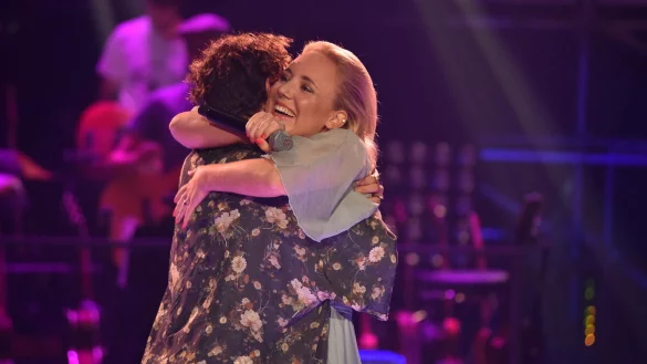 Eine der herzlichsten Szenen w&auml;hrend der gesamten Show. - &copy; SAT.1/ProSieben/Andr&eacute; Kowalski