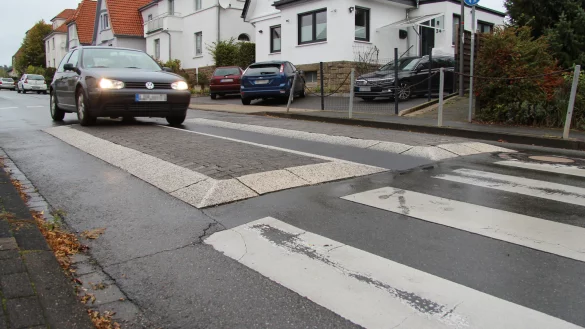 Kommen weg: Die Berliner Kissen in der Kluskampstra&szlig;e werden entfernt. Der Verkehrsausschuss will sich in der n&auml;chsten Sitzung &uuml;ber alternative verkehrsberuhigende Ma&szlig;nahmen austauschen. - &copy; Kirsten Fuhrmann