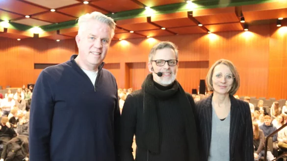 Über die Auswirkungen der sogenannten sozialen Medien klärten im Niklas-Luhmann-Gymnasium Tobias Jaehn (von links), Referent Sebastian Bartoschek und die stellvertretende Schulleiterin Bettina Lohkamp auf. Foto: Knut Dinter - © Knut Dinter