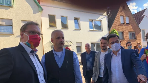 Unterwegs in Horn: (von links) Dennis Maelzer, Dieter Kr&uuml;ger, Ralf Lessmann und Celil Celik zeigen dem SPD-Fraktionschef im Landtag, Thomas Kutschaty, wo ihnen der Schuh dr&uuml;ckt. - &copy; Martin Hostert