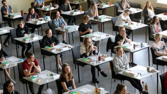Sch&uuml;ler eines Gymnasiums - &copy; Foto: Bernd W&uuml;stneck