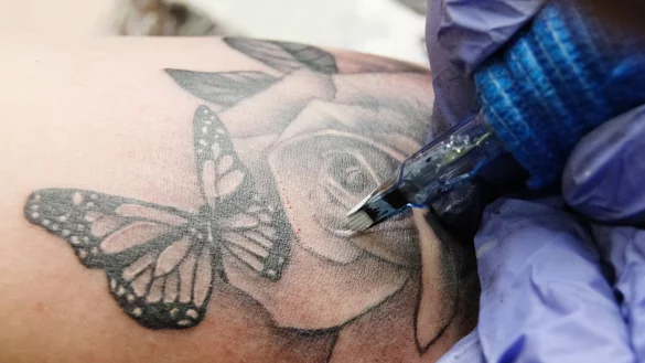 Jeder f&uuml;nfte Erwachsene in Deutschland hat ein Tattoo und noch viel mehr Menschen finden T&auml;towierungen sch&ouml;n. - &copy; Sebastian Willnow/dpa