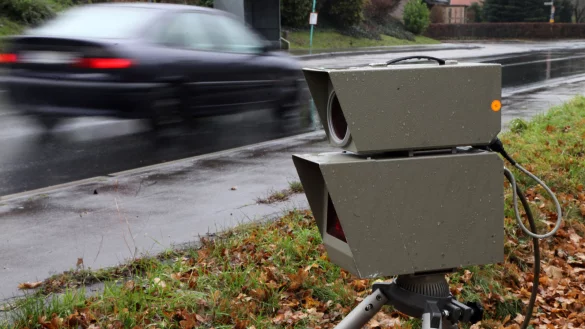 Achtung Blitzer: Eine der mobilen Geschwindigkeitsmessstellen der Kreispolizei Lippe im Einsatz. - © Bernhard Preuß