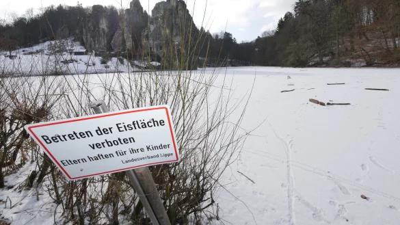Betreten verboten: Schön anzusehen sind die winterlichen Externsteine auf jeden Fall. Schlittschuhläufer müssen sich allerdings keine Hoffnungen machen. Das Betreten der Eisflächen des Wiembecketeichs ist verboten. - © Jost Wolf