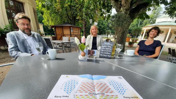 Veranstaltungsleiter Hans M&uuml;ller-Hisje, GUT-Gesch&auml;ftsf&uuml;hrerin Ludmilla Gutjahr und Daniela J&uuml;rges vom Badehaus-Team (von links) empfehlen den Theaterg&auml;sten, bereits vor den Veranstaltungen das Ambiente in der Gastronomie zu genie&szlig;en. W&auml;hrend der Pausen d&uuml;rfen aufgrund des neuen Hygienekonzeptes keine Getr&auml;nke mehr ausgegeben werden. - &copy; Michaela Wei&szlig;e