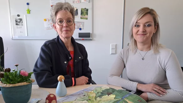 Anja Ostrop (links) und Rica Fricke beraten bei einer Krebsdiagnose - egal an welchem Punkt der Patient oder seine Angehörigen gerade stehen. - © Carolin Brokmann-Förster