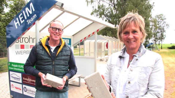 Setzen auf die Zukunft ihrer Sportst&auml;tte: Benno Beermann und Mira Hanheide freuen sich &uuml;ber Verbesserungen am Liemer Sportplatz &ndash; neues Pflaster und Unterst&auml;nde, die mal dem Rewe in Hardissen geh&ouml;rten. Bald kommen die von Arminia ausrangierten Sitzschalen. - &copy; Till Brand