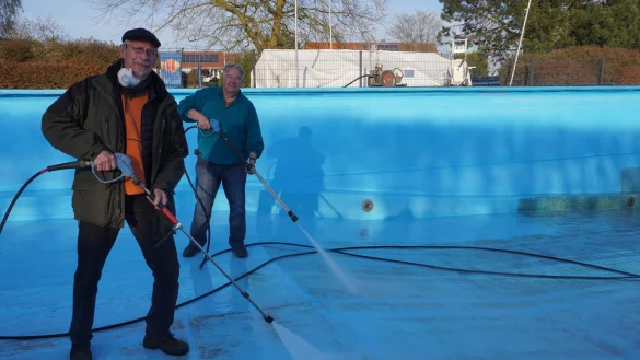 Vorsitzender Paul-Hermann Linnemann (links) und Schriftf&uuml;hrerBernd Hoppe s&auml;ubern das Becken des Freibads. - &copy; Michaela Wei&szlig;e