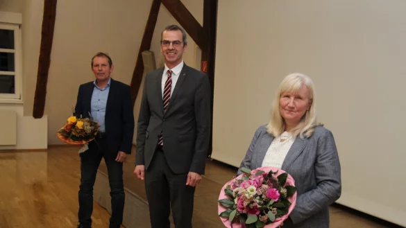 Der neue und alte B&uuml;rgermeister J&ouml;rg Bierwirth mit seinen beiden Stellvertretern Waltraud M&uuml;ller und Dietmar Schmidt. Der dritte im Bunde, J&uuml;rgen M&uuml;llers, blieb der Ratssitzung fern. - &copy; Marianne Schwarzer