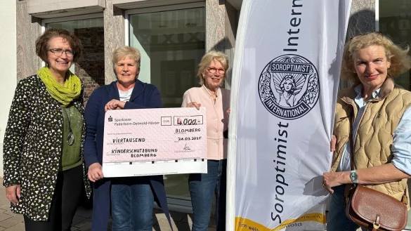 Secondhand-Verkauf mit Rekordergebnis: Iris Beverung (von links) Ingrid Pause und Beatrix Boekstegers vom Soroptimist-Club Detmold übergeben 4000 Euro an Brit Holst (Zweite von links), Vorsitzende des Kinderschutzbundes Blomberg. - © Soroptimist-Club Detmold