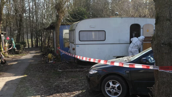 Spurensicherer untersuchen den Wohnwagen, um Erkenntnisse zum Missbrauch zu finden. Das Auto des Hautpverdächtigen wird am 20. Februar abgeschleppt. An diesem Tag werden die Parzellen eingezäunt.   
  - © Archivfoto: Vera Gerstendorf-Welle