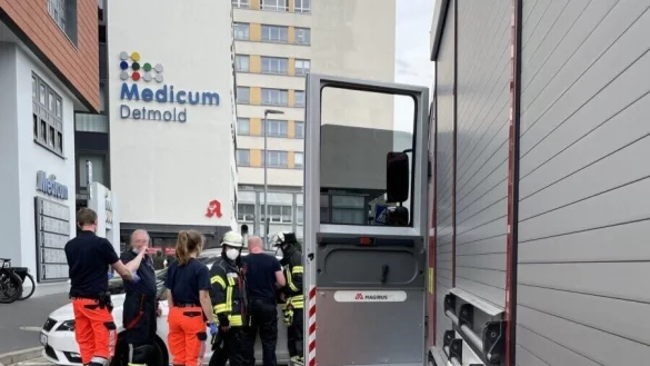 Nachdem die sehr tapfere Ella vom Rettungsdienst gesichtet und mit Kuscheltieren versorgt wurde, konnten die Einsatzkr&auml;fte nach insgesamt etwa 30 Minuten wieder einr&uuml;cken. - &copy; Feuerwehr Detmold