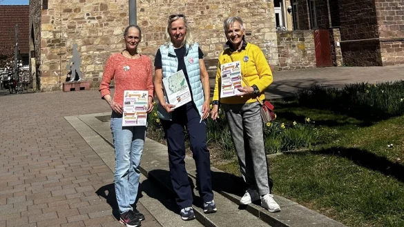 Nelkenkönigin Sabine Gange, Ute Radeck und Hannelore Budde stellen als Initiatoren die Stadtrallye vor. - © Blomberg Marketing