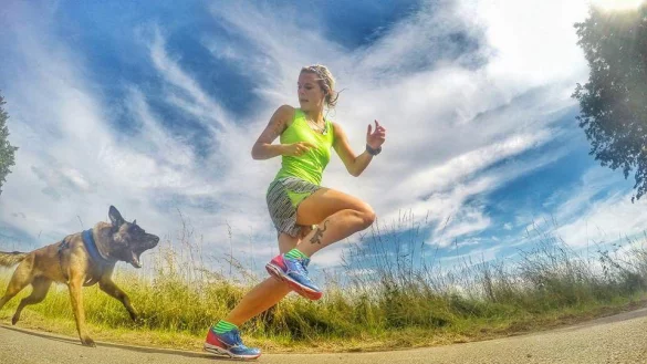 Anika Bollhorst l&auml;uft t&auml;glich mit ihrer H&uuml;ndin Feeby mehrere Kilometer. Nebenbei macht sie Fotos mit der GoPro, die sie auf Instagram teilt. - &copy; Anika Bollhorst