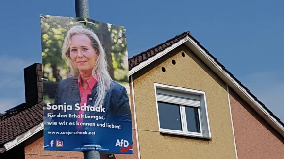 Die Lemgoer Ratskandidatin Sonja Schaak h&auml;ngt in der Schiederaner Gartenstra&szlig;e. W&auml;hlbar ist sie hier allerdings nicht. Ein Versehen, wie AfD-Sprecherin Sabine Reinknecht-W&ouml;rner sagt.&nbsp; - &copy; Marianne Schwarzer(