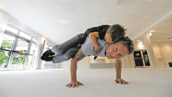 Vater und Sohn beim Yoga: Rama Schwab mit seinem Sohn Christoffer, Zeugnis einer Ashram-Liebe. - &copy; Vera Gerstendorf-Welle