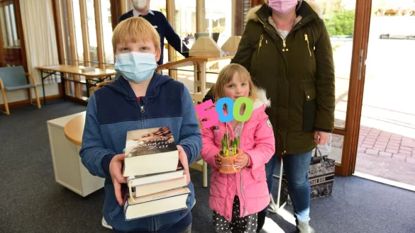 Curt und Christa Stevener (vorne von links) holen sich mit Mutter Agnes das 500. Medienpaket ab. Axel Koch ist bisher sehr zufrieden mit dem Verlauf der "Click & Collect"-Aktion. - © Nicole Ellerbrake