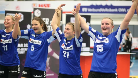 Haben allen Grund zum Jubeln: (von links) Kamila Kordovsk&aacute;, Merle Heidergott, Nele Franz und Celine Michielsen von der HSG Blomberg-Lippe. - &copy; Paul Cohen