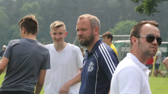 Klarer Sieg zum Auftakt: Jerxens Trainer Bastian M&ouml;ller (Mitte). - &copy; Sebastian Lucas
