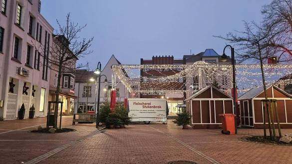 Der Marktplatz in Lage hat von mehreren Seiten Zufahrten. Für den Weihnachtsmarkt wurden sie aus Sicherheitsgründen verengt, wie hier durch den querstehenden Imbisswagen. Auf der gegenüberliegenden Seite gibt es Treppen und diverse Weihnachtsbäume wurden an den Rückseiten platziert. - © Astrid Sewing
