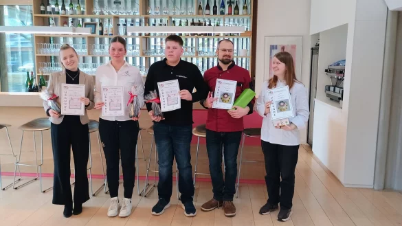Die Erstplatzierten bei den Köchen und Servicekräften (von links): Lina Wallenberg, Vivien Steinmair, Leonard Tölle, Dennis Rush und Anna Schmitz. - © Felix-Fechenbach-Berufskolleg