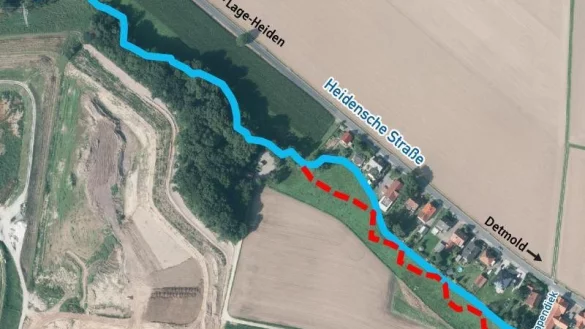 Der Oetternbach (hier in blau eingezeichnet) soll renaturiert werden (rote, gestrichelte Linie). Dadurch verl&auml;uft der Bach weiter weg von den H&auml;usern &ndash; das verbessert gleichzeitig den Hochwasserschutz. - &copy; Land NRW (2020/ Grafik: Oliver Wendtland)