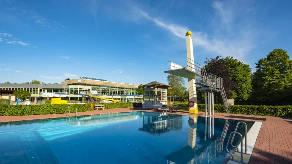 Das Freibad EauLe hat mit Schwimmer- und Sprungbecken, großer Rutsche und warmen Außenbecken einiges zu bieten. - © Archivfoto: Michael Reimer