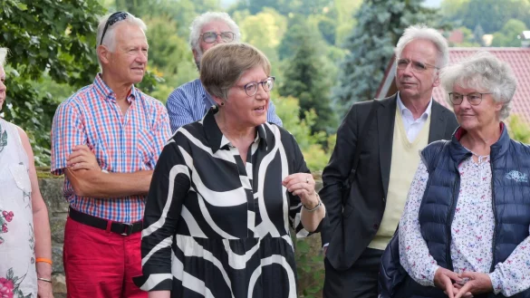 Eröffnung des 17. Lippischen Orgelsommers 2025 in Heiden: Susanne Schüring-Pook zeigt bei der interessanten Kirchenführung den gedrehten Tumhelm der Kirche. - © Thomas Krügler
