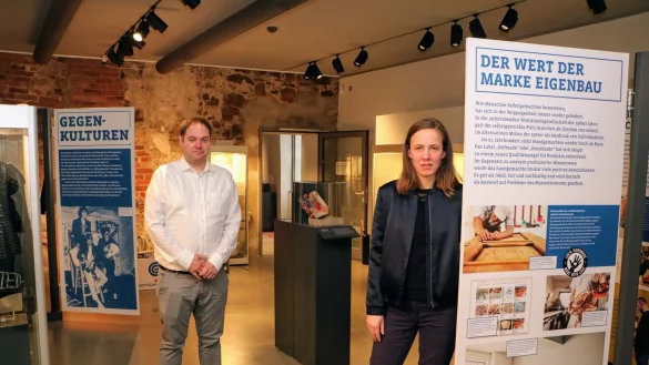 Museumsleiter Fabian Schr&ouml;der und LWL-Volont&auml;rin Sarah Pfeiffer zeigen die neue Ausstellung im Hexenb&uuml;rgermeisterhaus, die das Thema "Selbermachen" in Szene setzt. - &copy; Yvonne Glandien