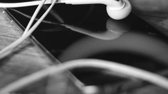 Ein 47-j&auml;hriger Vater von vier Kindern wollte einem Arbeitskollegen Tierfilme aus Afrika zeigen. Doch auf dem Handy lief ein Kinderporno. - &copy; Pixabay (Symbolbild)