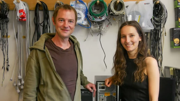 Timo Butte und Chiara Bradler von der IT-Abteilung der Detmolder Schule für Gestaltung sortieren ausgediente, aber funktionstüchtige Geräte.
. - © TH OWL