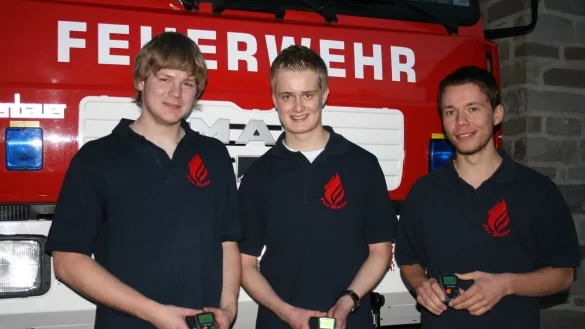 Vor der Feuerwache: Patrik Eikermann, Jannis-Marin Schwedt und Robin Simonsmeier (von links). - © Tegtmeier