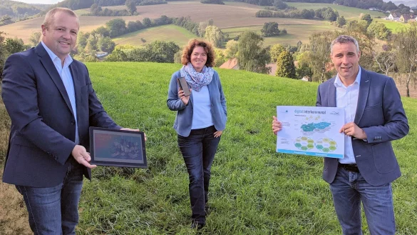 Von der Kalletaler Windm&uuml;hle in Bavenhausen aus mit Blick in Richtung Lemgo freuen sich (von links) Kalletals B&uuml;rgermeister Mario Hecker, Bundestagsabgeordnete Kerstin Vieregge und Dirk Tolkemitt, K&auml;mmerer der Stadt Lemgo, &uuml;ber den gemeinsamen Zuschlag aus Berlin. - &copy; Gemeinde Kalletal