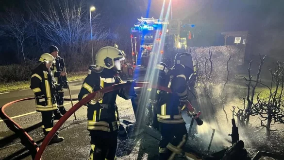 Die Feuerwehr Extertal bekämpfte am Mittwochabend einen Brand an einer Hecke in Nalhof. - © Löschzug Bösingfeld