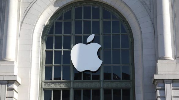Die Konzerthalle Bill Graham Civic Auditorium in San Francisco, USA, ist mit einem gro&szlig;en Apple-Logo beklebt. Apple pr&auml;sentiert am 7. September in San Franciso Neuheiten. - &copy; dpa