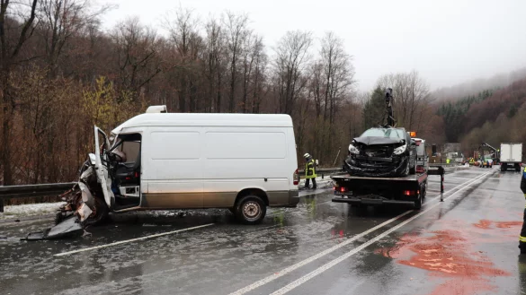 Am Nachmittag sind ein Lkw, ein Sprinter und ein Auto zusammengekracht. Danach gab es bei Bad Lippspringe einen weiteren Unfall. - © Kai Brandebusemeyer