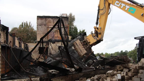 Ein Teil der Brandruine wurde am Dienstag abgerissen, damit die Feuerwehr auch die letzten Glutnester löschen konnte. - © Tobias Schneider