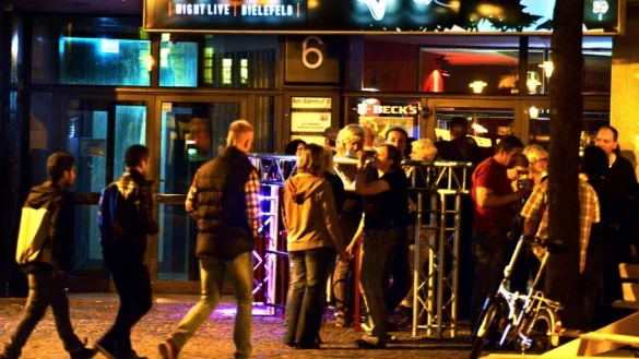 Zweimal dunkelhaarig, einmal blond: Auch in Begleitung eines Deutschen 
hatten die zwei Asylbewerber (links) keine Chance auf einen Tanz im 
Movie. Der Betreiber sagt, sie seien zu jung gewesen. Die Ausweise 
wurden nicht kontrolliert. - &copy; Barbara Franke