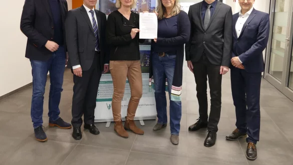 Klinik-Geschäftsführer Dr. Johannes Hütte, Andreas Zeisberg, Pflegedirektor Klinikum Lippe, Susann Grabsch, Leitende Hebamme Klinikum Lippe, Michaela Bremsteller, Leiterin der Hebammenschule St. Vincenz-Campus, Andreas Riekötter, Leiter des St. Vincenz-Campus und Jürgen Thau, Geschäftsführer der St. Vincenz-Krankenhaus GmbH. - © St. Vincenz-Krankenhaus