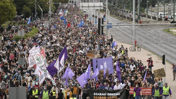 Demonstration in Budapest - &copy; Foto: Zsolt Szigetvary/MTI/AP/dpa