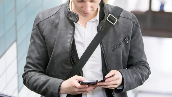 Mann mit Handy - &copy; Foto: Christin Klose/dpa-tmn