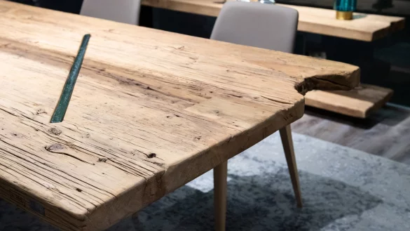 Holztisch - &copy; Foto: Franziska Gabbert/dpa-tmn