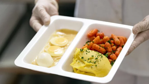 Take-Away-Essen im eigenen Beh&auml;lter holen - &copy; Foto: Soeren Stache/dpa-Zentralbild/dpa-tmn