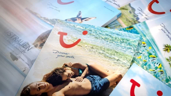 Reisekataloge - &copy; Foto: Sina Schuldt/dpa/dpa-tmn