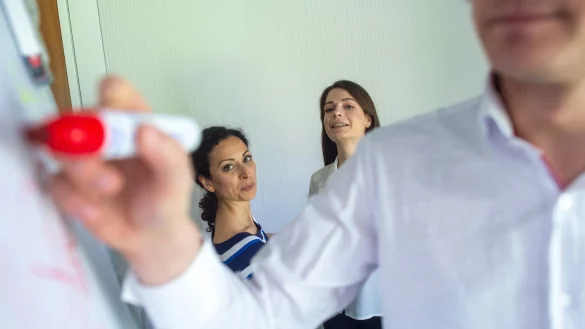 Besprechung in einer Firma - &copy; Foto: Klaus-Dietmar Gabbert/dpa-tmn